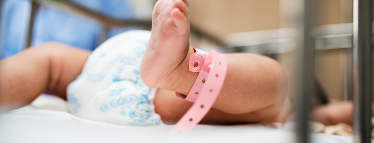 Prematüre bebeklerde topuk delme sırasında yuvalama pozisyonlarının ağrı, stres ve konfor üzerindeki etkisi
